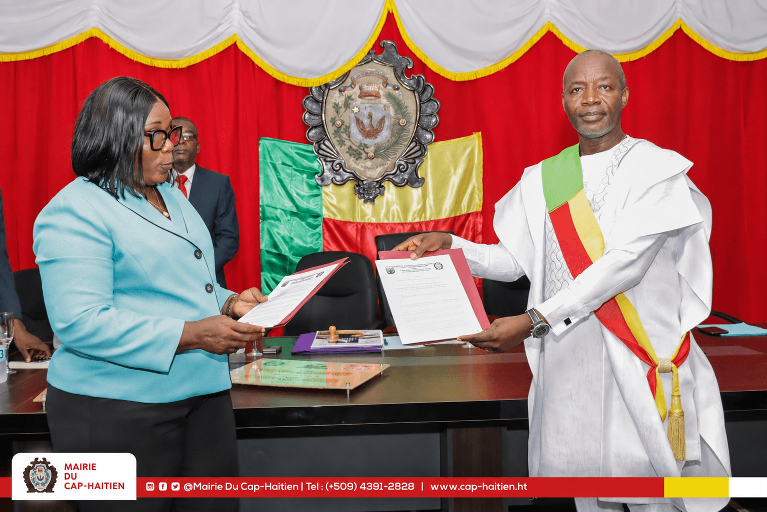 Signature lors d’une cérémonie officielle de coopération municipale.
