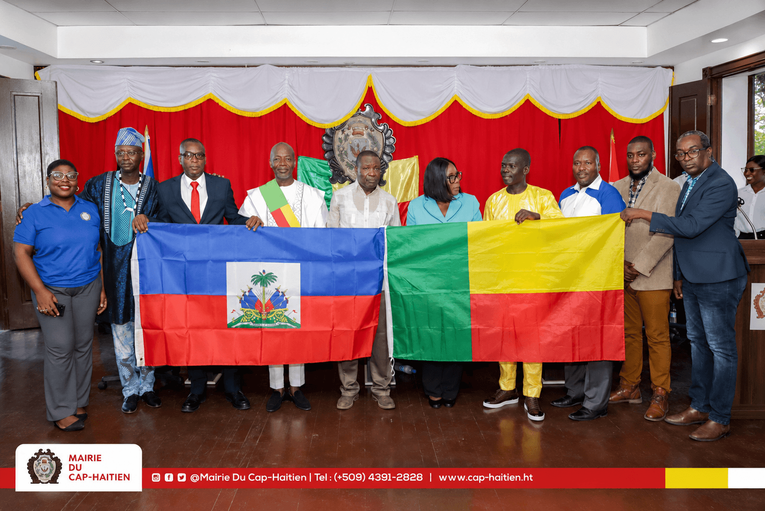 Rencontre officielle autour des drapeaux d’Haïti et du Bénin.