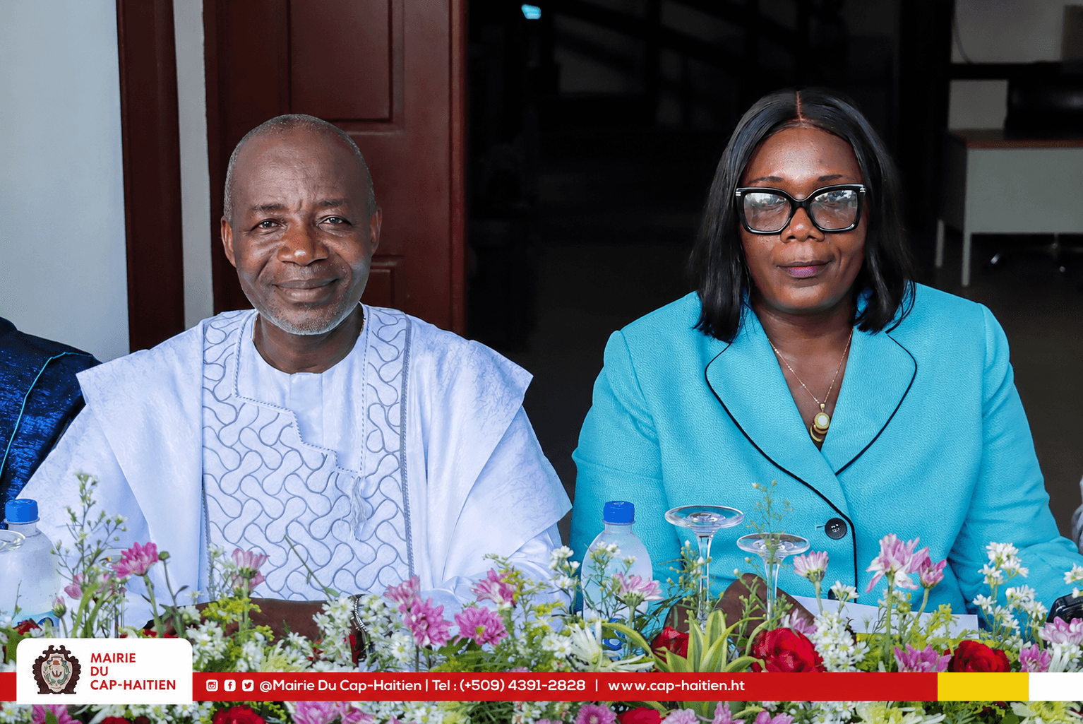 Rencontre entre des représentants municipaux autour des drapeaux d’Haïti et du Bénin.