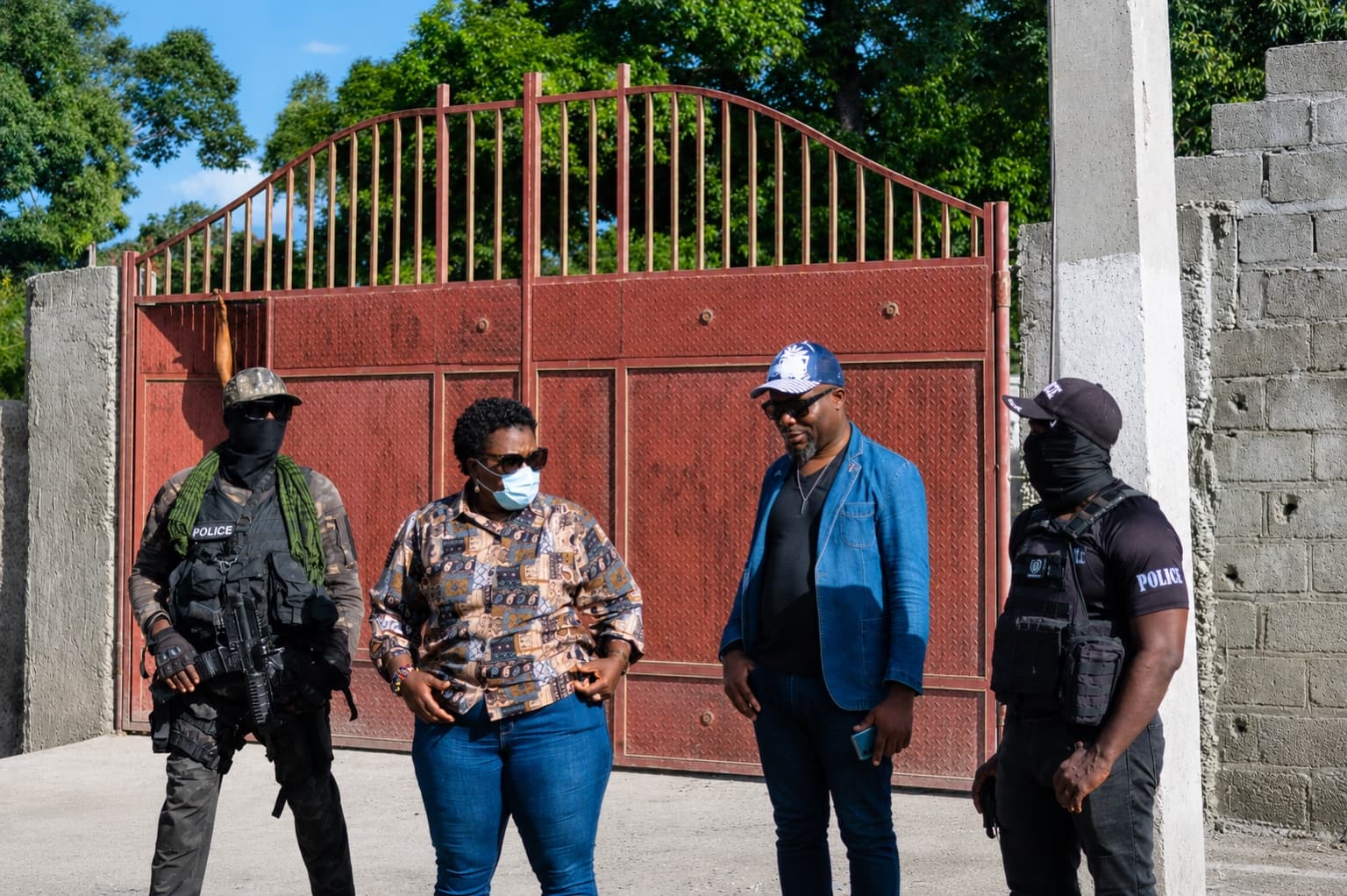 Yvrose Pierre lors d’une visite institutionnelle de terrain avec des responsables