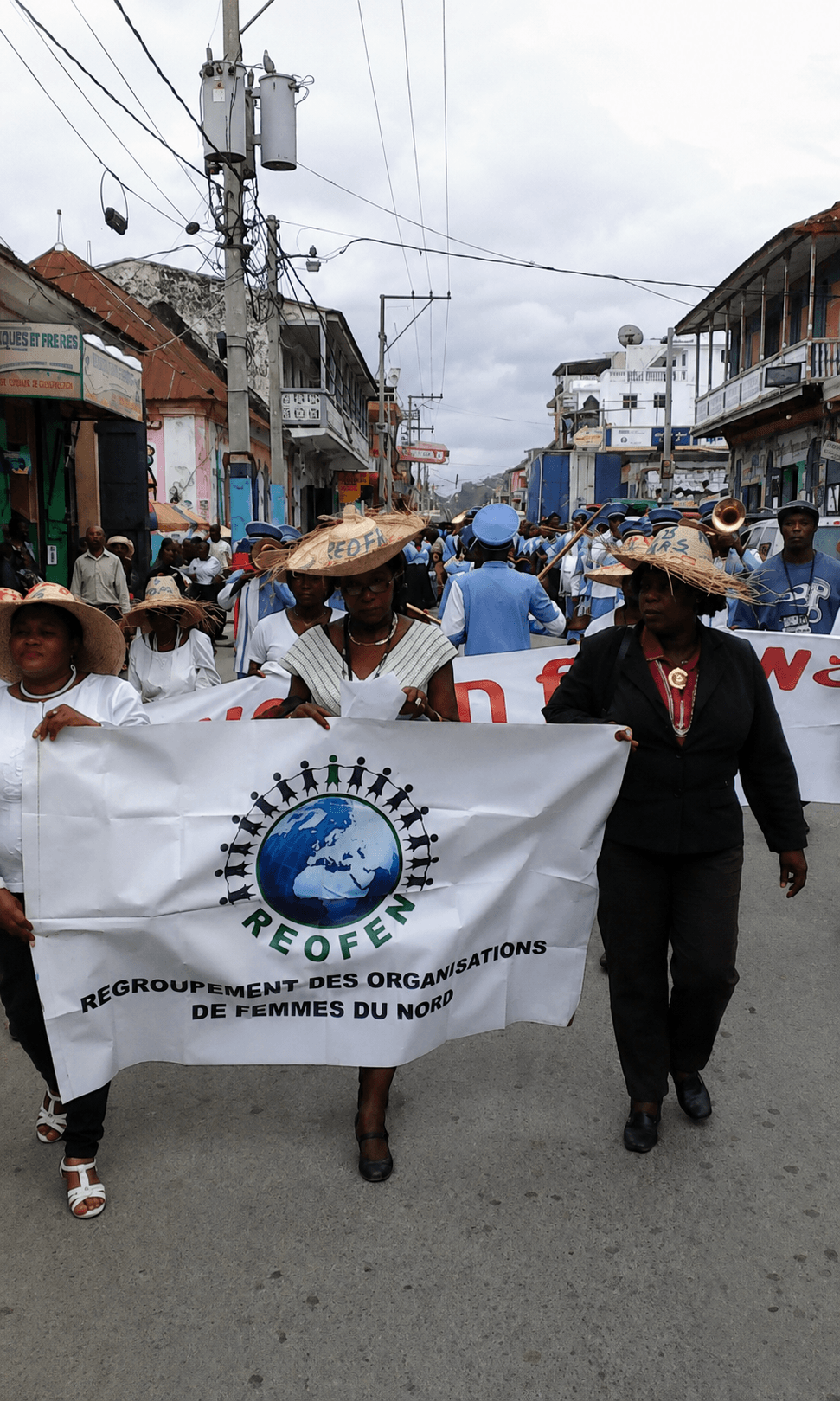 Marche du Regroupement des Organisations de Femmes du Nord dans une rue du Cap-Haïtien